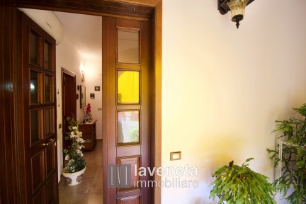 CASA SINGOLA CON DUE APPARTAMENTI  E SCOPERTO PRIVATO 9