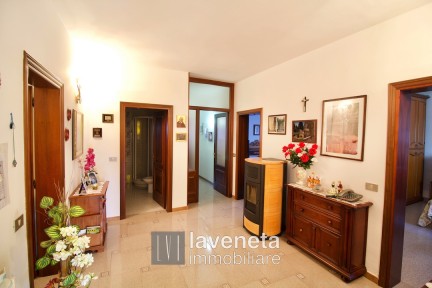 CASA SINGOLA CON DUE APPARTAMENTI  E SCOPERTO PRIVATO 10