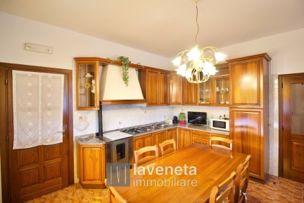 CASA SINGOLA CON DUE APPARTAMENTI  E SCOPERTO PRIVATO 18