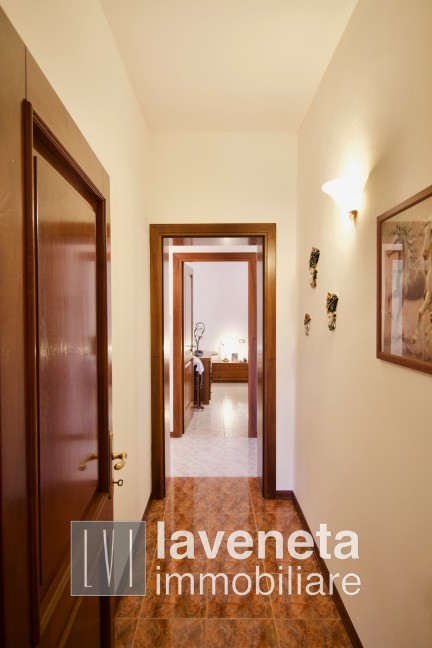 CASA SINGOLA CON DUE APPARTAMENTI  E SCOPERTO PRIVATO 24